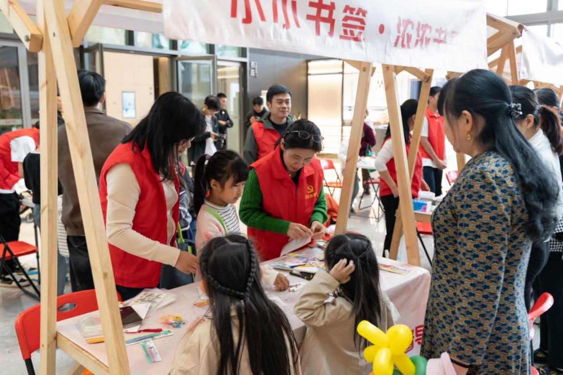 （学校工作简报、校园网党建在线）党建走进读书月，共创阅读好氛围--学校党员干部赴上沙社区开展“为群众办实事”志愿服务活动[1].doc_5